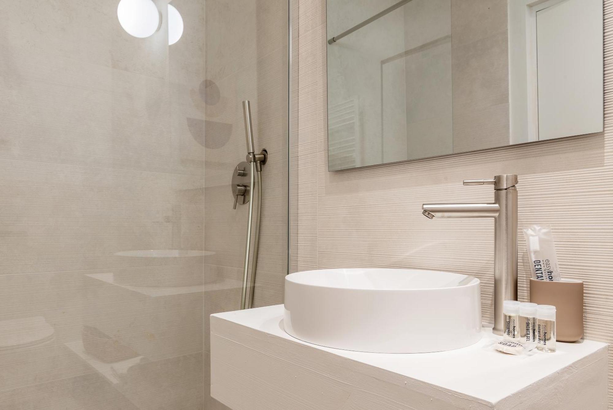 Easyhomes-City Centre Suites ميلان المظهر الخارجي الصورة